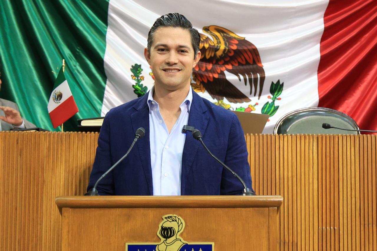 Presenta MC iniciativa contra uso exagerado de luces en patrullas