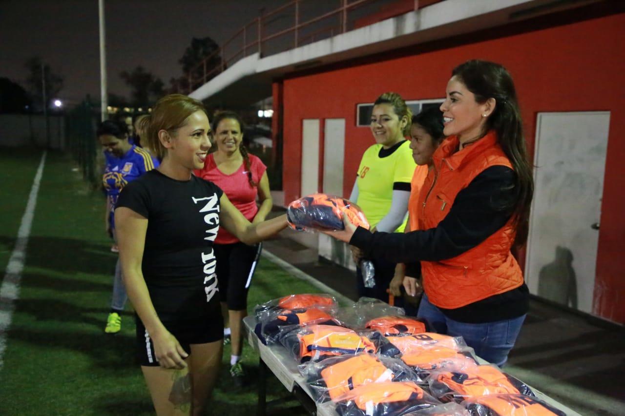 Entrega KB uniformes y anuncia torneo 