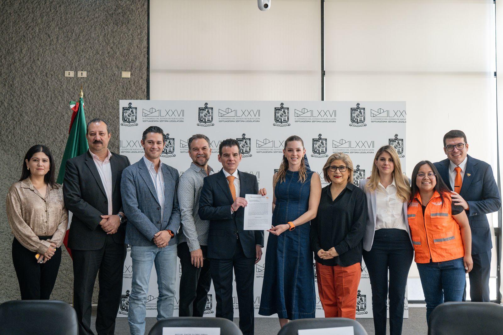 Miguel Á. Flores Serna y Mariana Rodríguez presentan iniciativa para aumentar sanciones por abandono de menores en Nuevo León