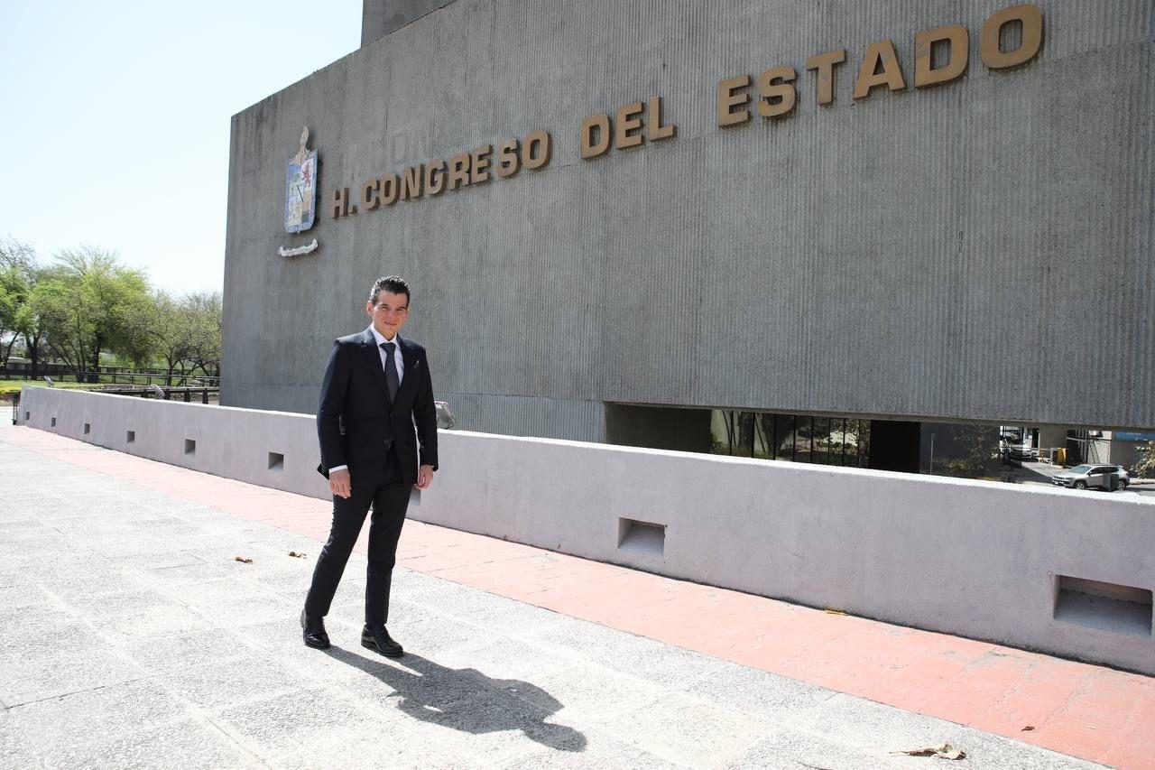 Miguel A. Flores Serna donará tres meses de sueldo a bomberos de Nuevo León tras incendios