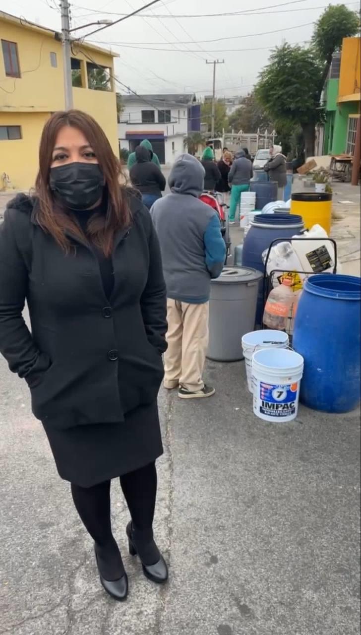 Lleva Diputada pipa con agua a vecinos