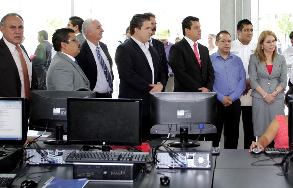 DIPUTADOS VISITAN CENTRO COMUNITARIO EN LA COLONIA INDEPENDENCIA