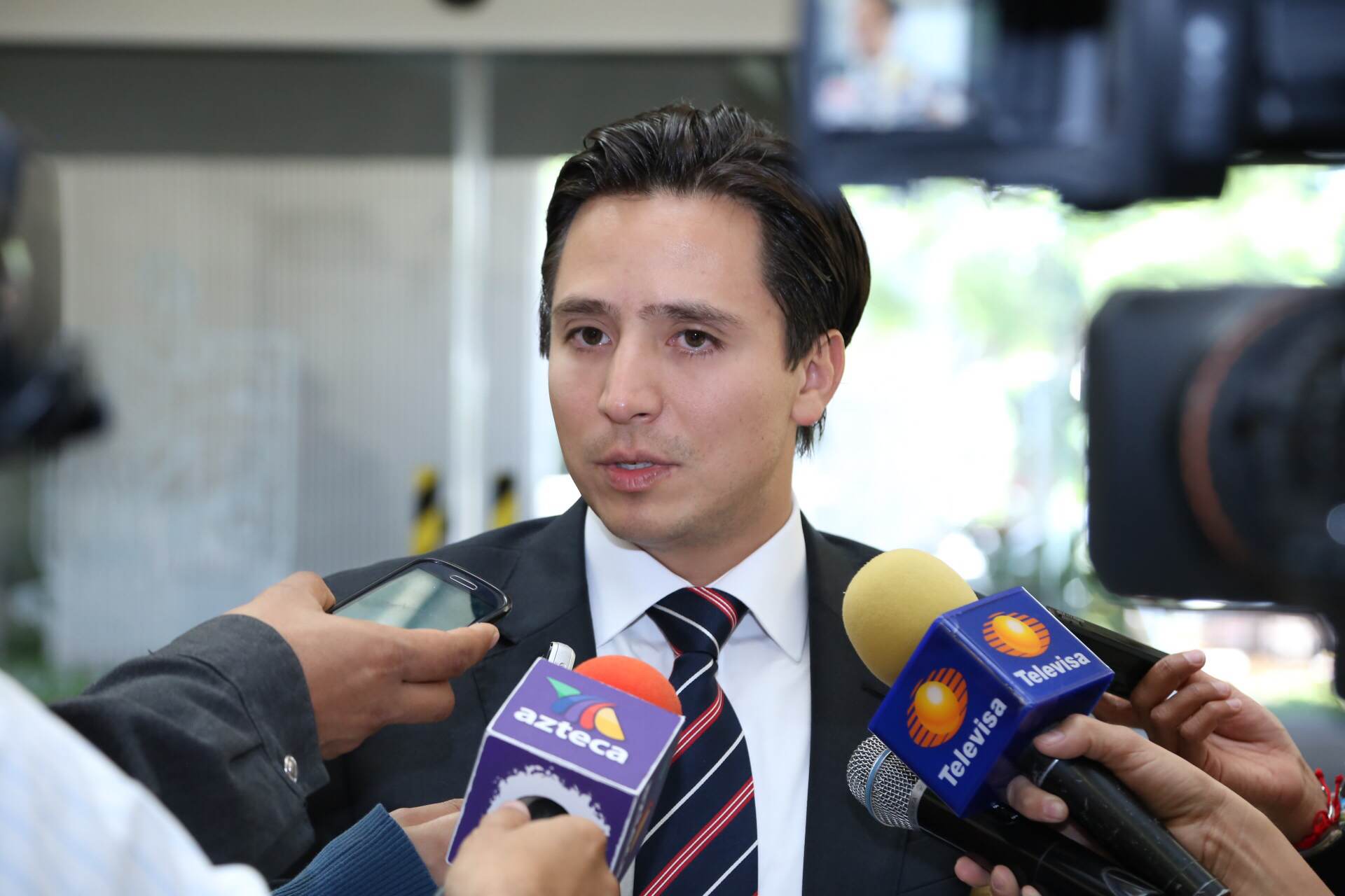 PIDEN CANCELAR LICENCIAS POR CONDUCIR EBRIOS Y USAR CELULARES