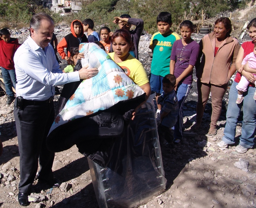 APOYAN A FAMILIAS DE SANTA CATARINA QUE PERDIERON TODO EN INCENDIO