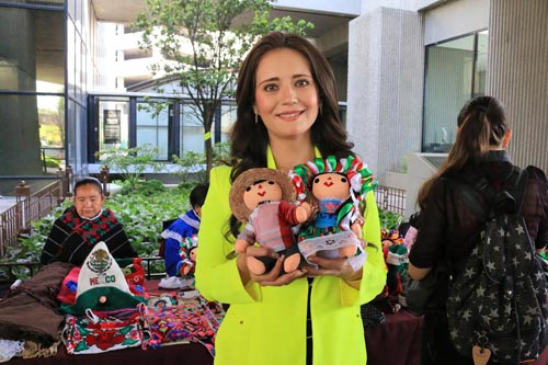 APOYAN A COMUNIDADES INDÍGENAS PROMOVIENDO VENTA DE ARTESANÍAS EN CONGRESO