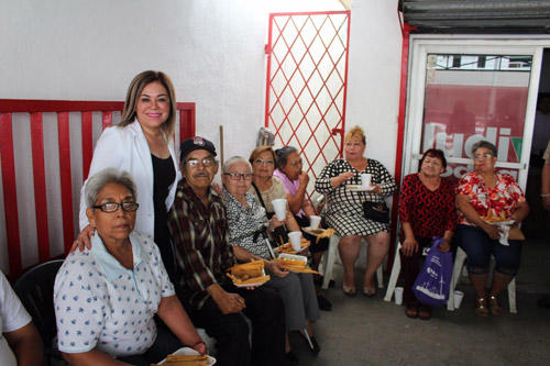 FESTEJAN CIUDADANOS DEL DISTRITO 2 A LUDIVINA RODRÍGUEZ POR SU CUMPLEAÑOS