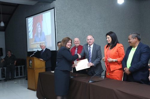 RECONOCEN CRONISTAS E HISTORIADORES DE NUEVO LEÓN A LILIANA TIJERINA