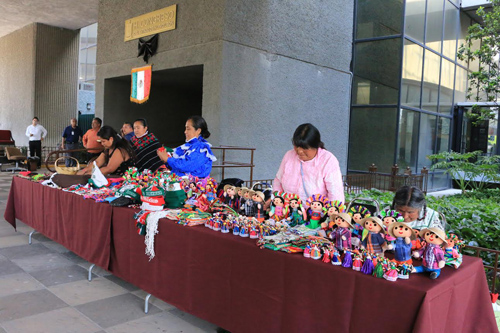 ​PROMUEVEN VENTA DE ARTESANÍAS INDÍGENAS EN CONGRESO