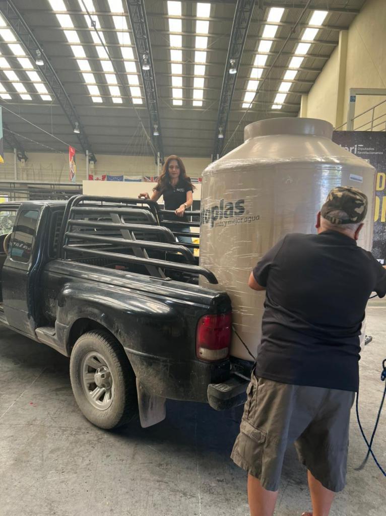 DADO QUE EL PROBLEMA DEL ABASTO DE AGUA CONTINÚA, ALHINNA VARGAS SIGUE CON LA ENTREGA DE TINACOS