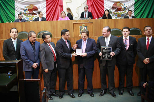 ENTREGAN MEDALLA FRAY SERVANDO TERESA DE MIER A SERGIO MANUEL GUTIÉRREZ MUGUERZA, PRESIDENTE DE DEACERO