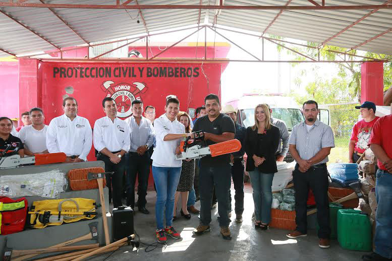 ENTREGAN DIPUTADOS PRI APOYO POR 100 MIL PESOS EN MATERIAL A BOMBEROS DE CIÉNEGA DE FLORES