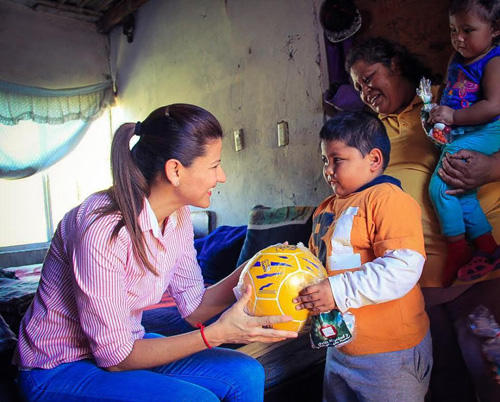 BRINDA ROSALVA LLANES UNA FELIZ NAVIDAD A 12 FAMILIAS EN VULNERABILIDAD