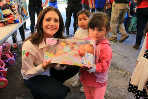 ENTREGA ALHINNA VARGAS 800 JUGUETES A NIÑOS DEL DISTRITO 3