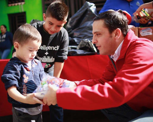 REALIZA MARCO GONZÁLEZ POSADA A NIÑOS DE SANTIAGO EN VÍSPERAS DE LA NAVIDAD