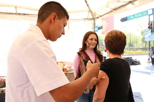 REPITE ALHINNA VARGAS VACUNACIÓN CONTRA LA INFLUENZA EN ZONA COMERCIAL MORELOS AHORA CON 1,000 DOSIS