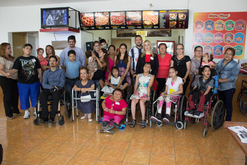 CONVIVE GLORIA TREVIÑO CON BENEFICIADOS DE CARRERA SIN LÍMITE