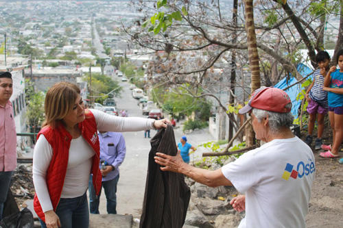 ANTE LLEGADA DE FRENTE FRÍO ENTREGA LUDIVINA RODRÍGUEZ 350 COBERTORES A FAMILIAS VULNERABLES DEL CERRO DEL TOPO CHICO