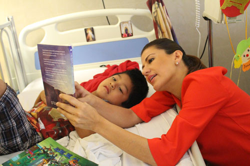 FOMENTA LECTURA ROSALVA LLANES DURANTE VISITA A NIÑOS HOSPITALIZADOS
