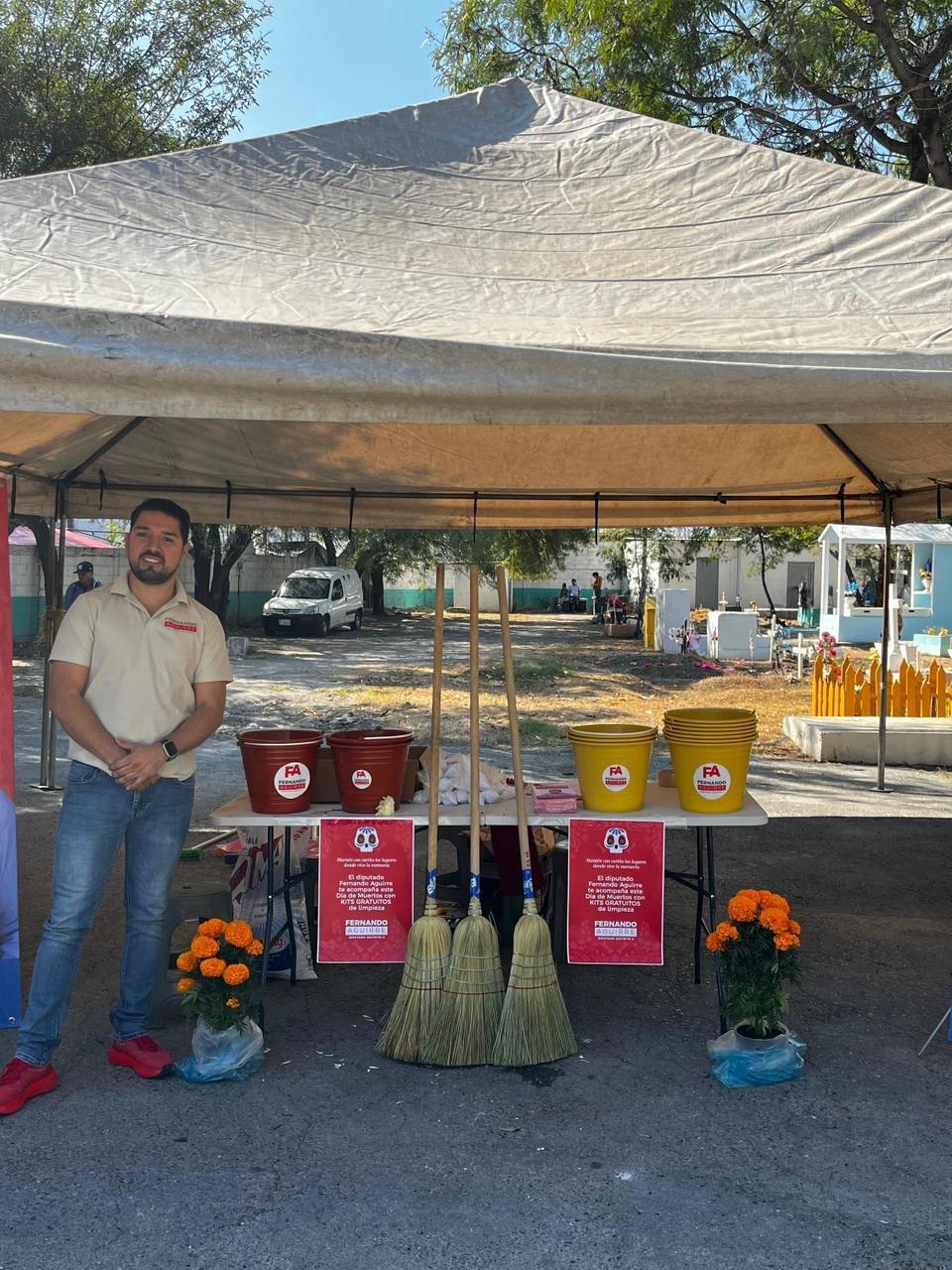 APOYA FERNANDO AGUIRRE A FAMILIAS CON KITS DE LIMPIEZA EN EL PANTEÓN TOPO CHICO 