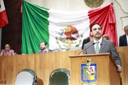 APRUEBAN ESPACIO SOLEMNE PARA RENDIR HOMENAJE A ROBERTO HERNÁNDEZ JR.