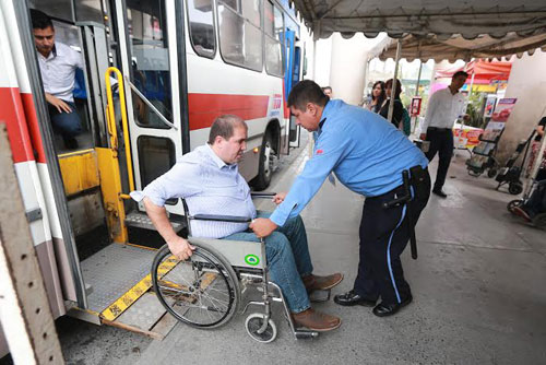 VIAJA PRESIDENTE DE COMISIÓN DE TRANSPORTE EN SILLA DE RUEDAS EN METROBÚS Y METRO