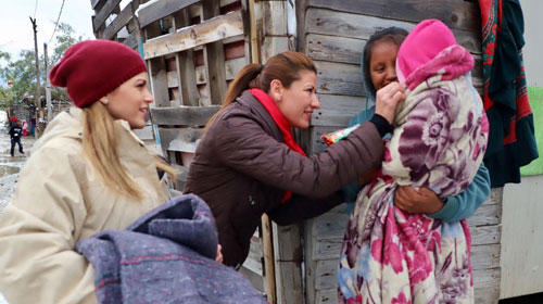 ENTREGA ROSALVA LLANES APOYOS NAVIDEÑOS A FAMILIA DE GARCÍA