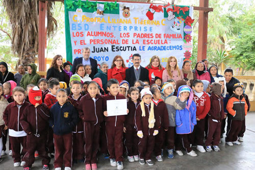 ACUDE LILIANA TIJERINA A ENTREGA DE EQUIPO DE CÓMPUTO PARA ESCUELA DE SU DISTRITO