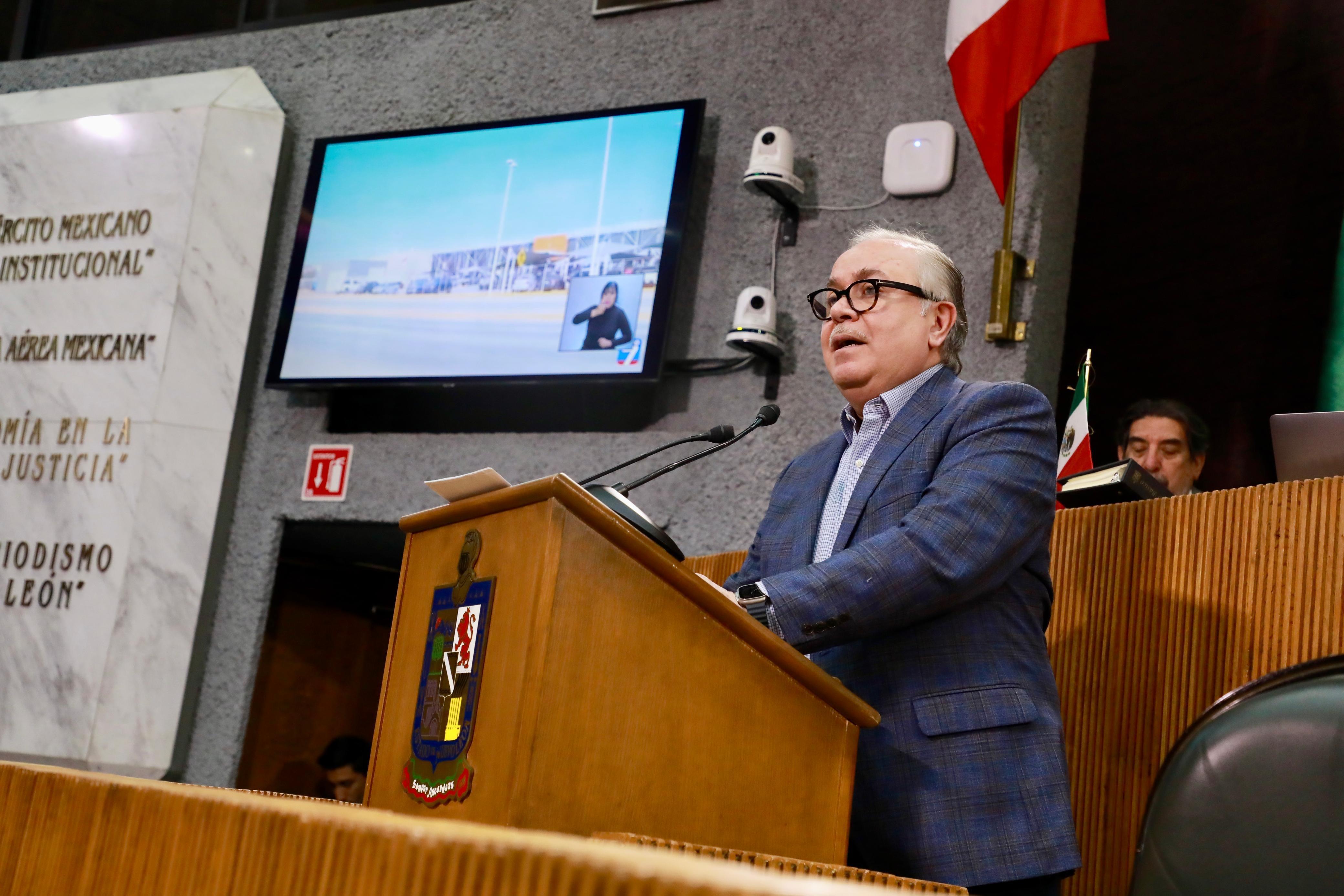 EXIGE HÉCTOR MORALES ACELERAR REMODELACIÓN DEL AEROPUERTO Y BAJAR LA TUA