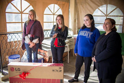 ENTREGA GLORIA TREVIÑO SMART TV A GANADORA DE RIFA