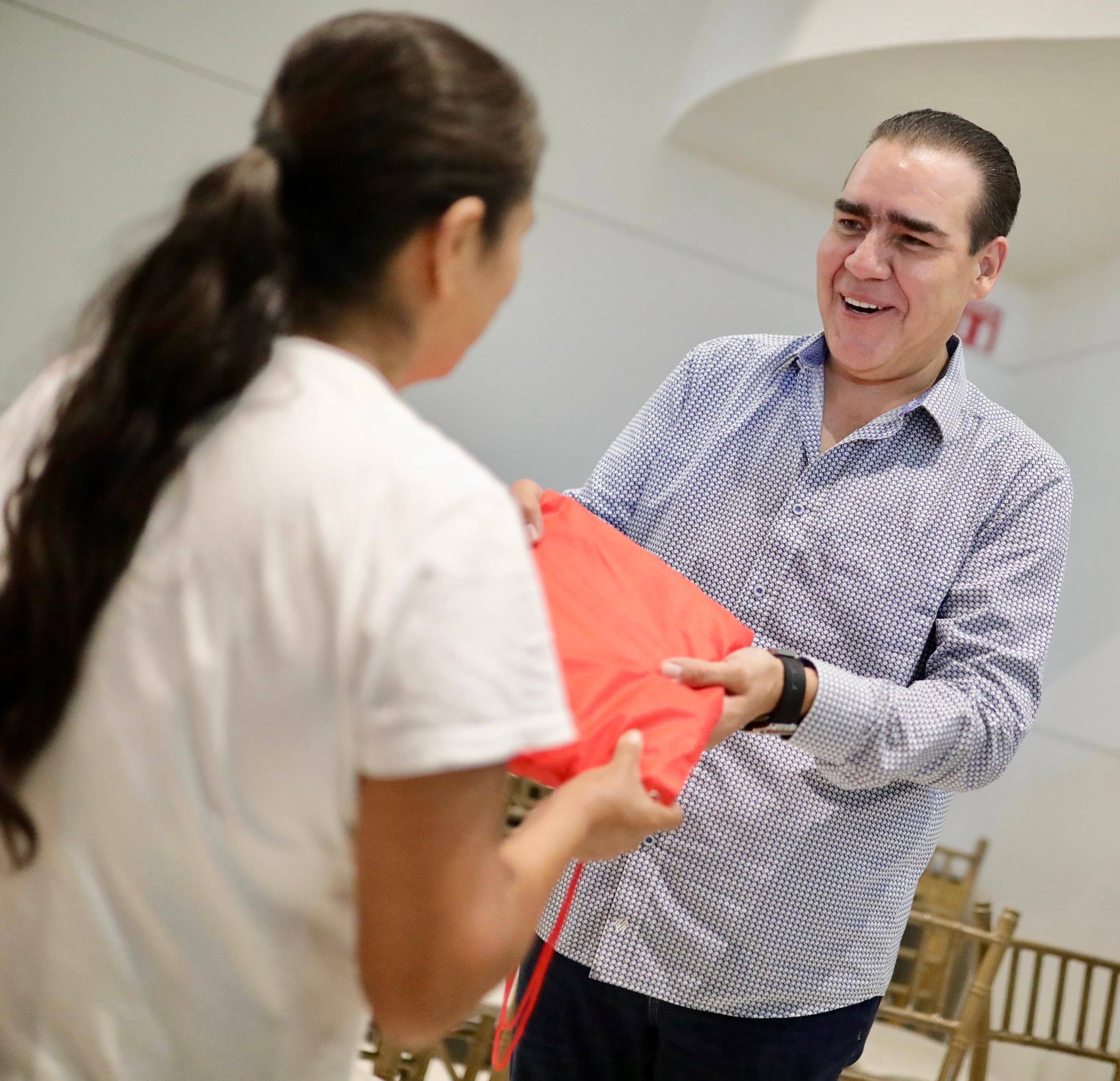 ENTREGA HERIBERTO TREVIÑO 15 MIL ÚTILES ESCOLARES EN JUÁREZ