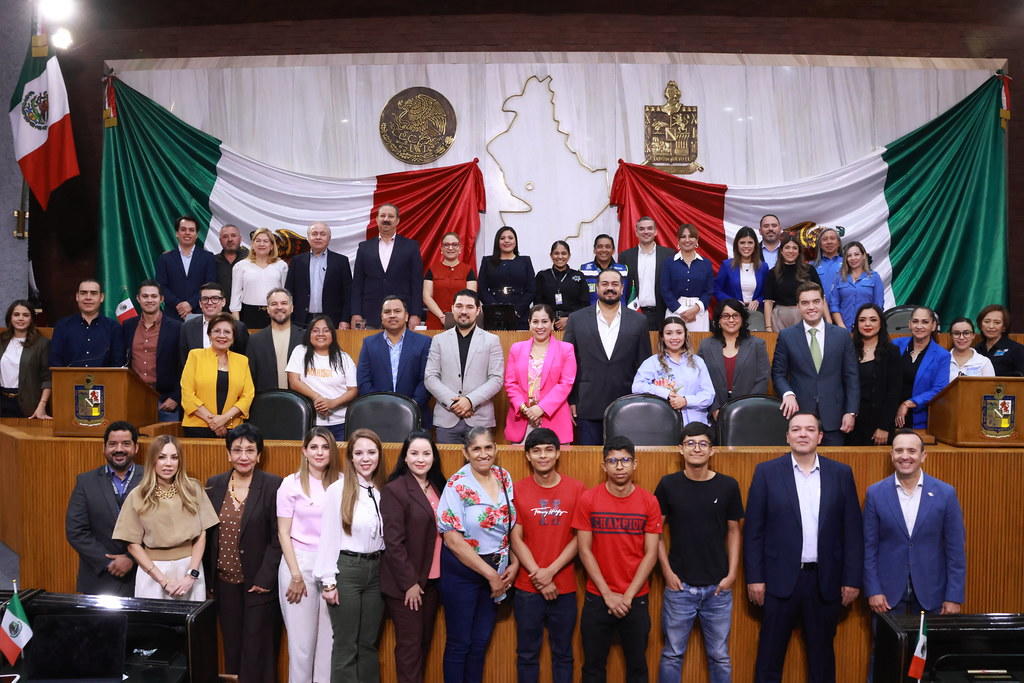 ENTREGA CONGRESO RECONOCIMIENTO A KARLA CHAIREZ POLICÍA DE SAN NICOLÁS DE LOS GARZA